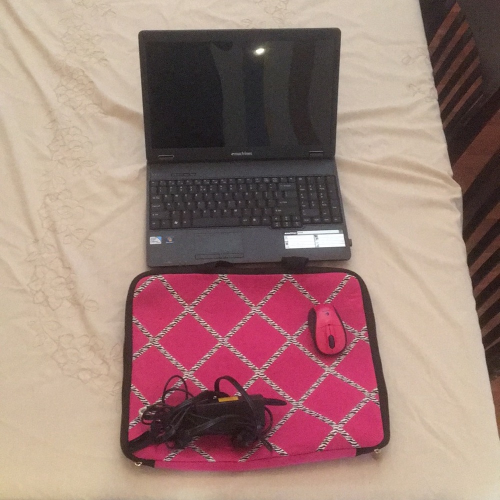 Emachines E528 laptop/mouse/charging cord/case